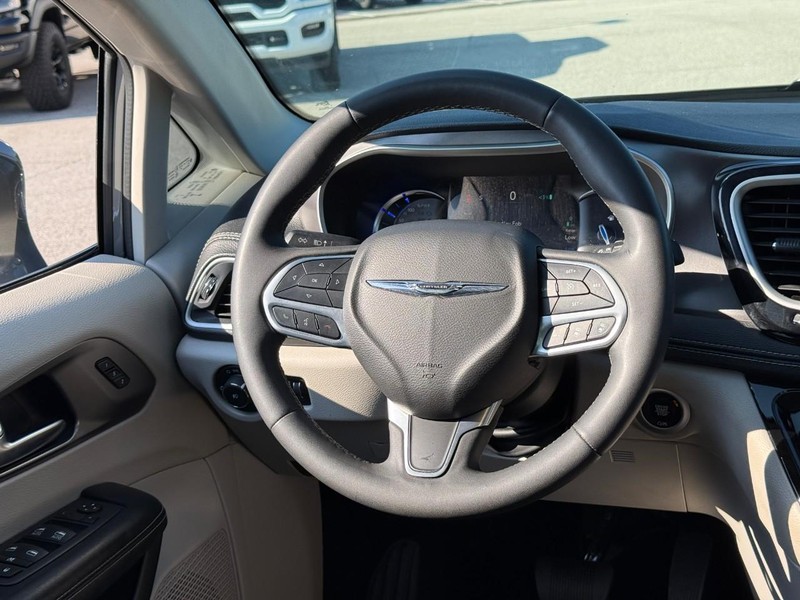 Chrysler Pacifica Vehicle Full-screen Gallery Image 12