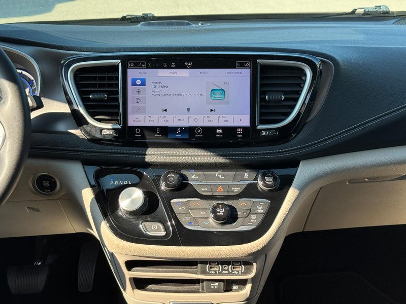 Chrysler Pacifica Vehicle Full-screen Gallery Image 13