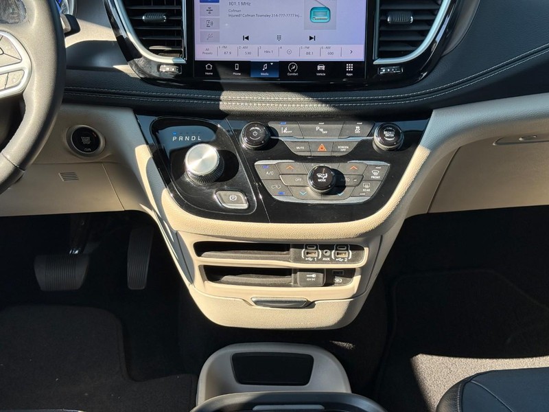 Chrysler Pacifica Vehicle Full-screen Gallery Image 14