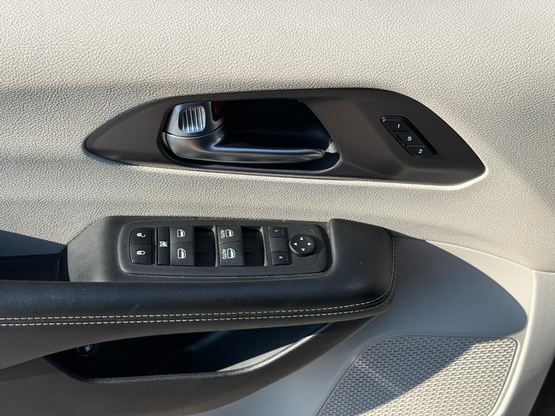 Chrysler Pacifica Vehicle Full-screen Gallery Image 15
