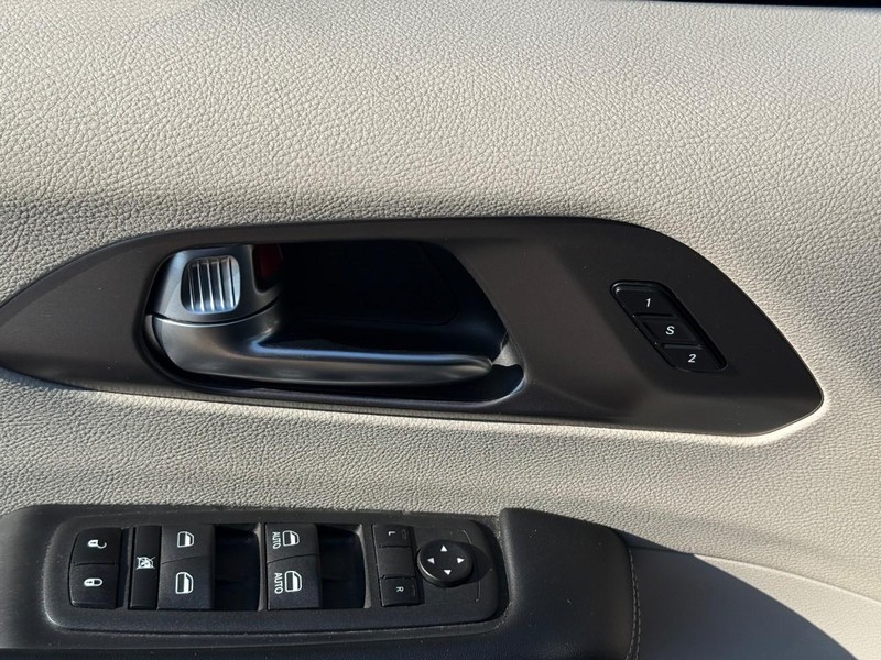 Chrysler Pacifica Vehicle Full-screen Gallery Image 16