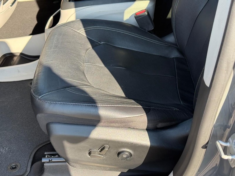 Chrysler Pacifica Vehicle Full-screen Gallery Image 17