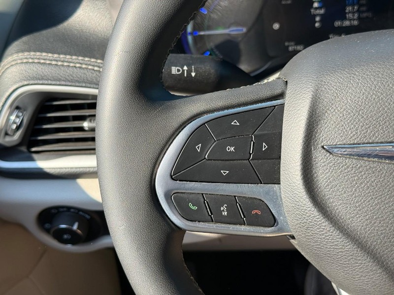 Chrysler Pacifica Vehicle Full-screen Gallery Image 18
