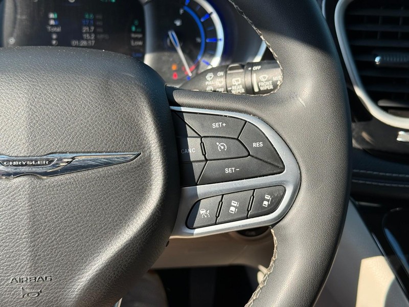 Chrysler Pacifica Vehicle Full-screen Gallery Image 19