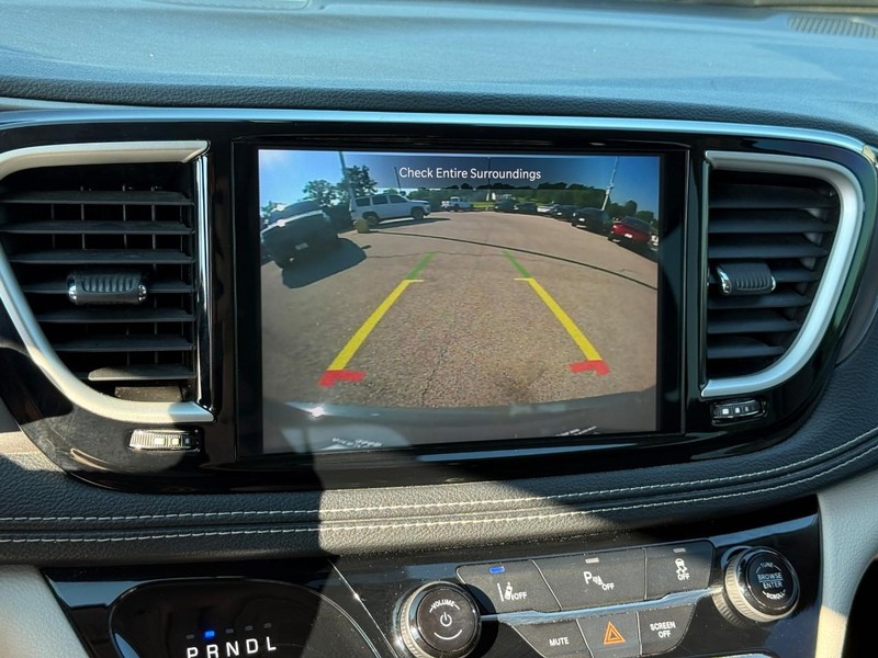 Chrysler Pacifica Vehicle Full-screen Gallery Image 22