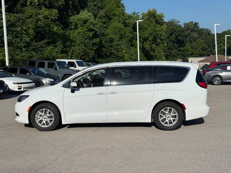Chrysler Voyager Vehicle Image 03