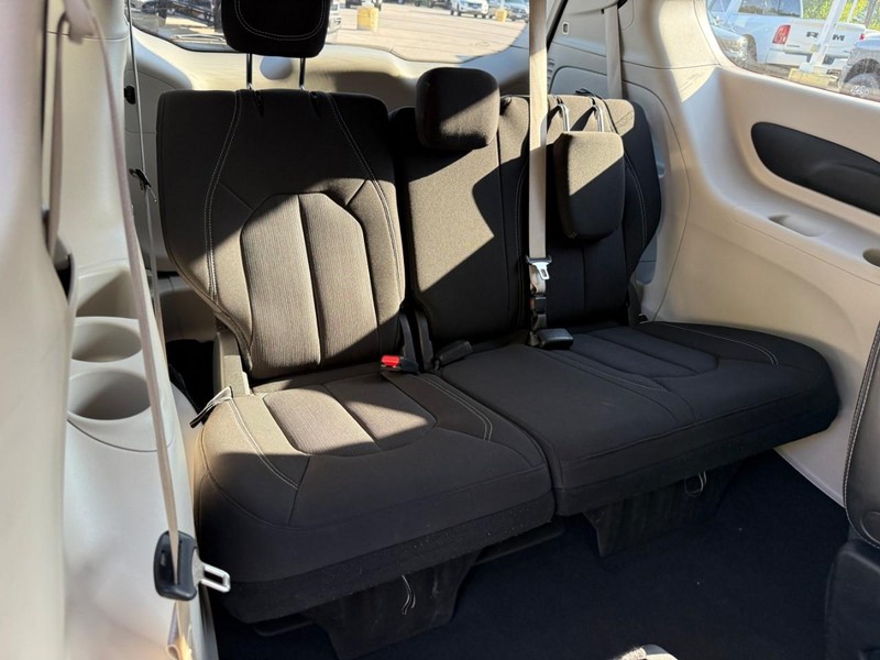 Chrysler Voyager Vehicle Image 14
