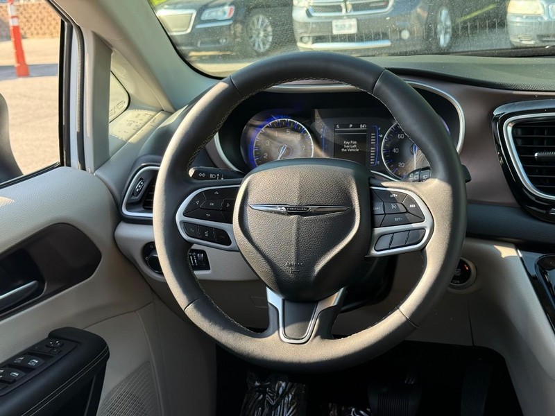 Chrysler Voyager Vehicle Image 16