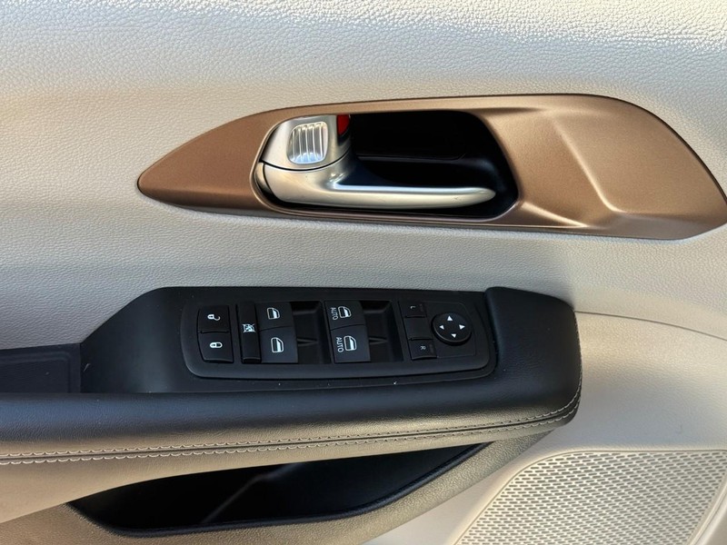 Chrysler Voyager Vehicle Image 19