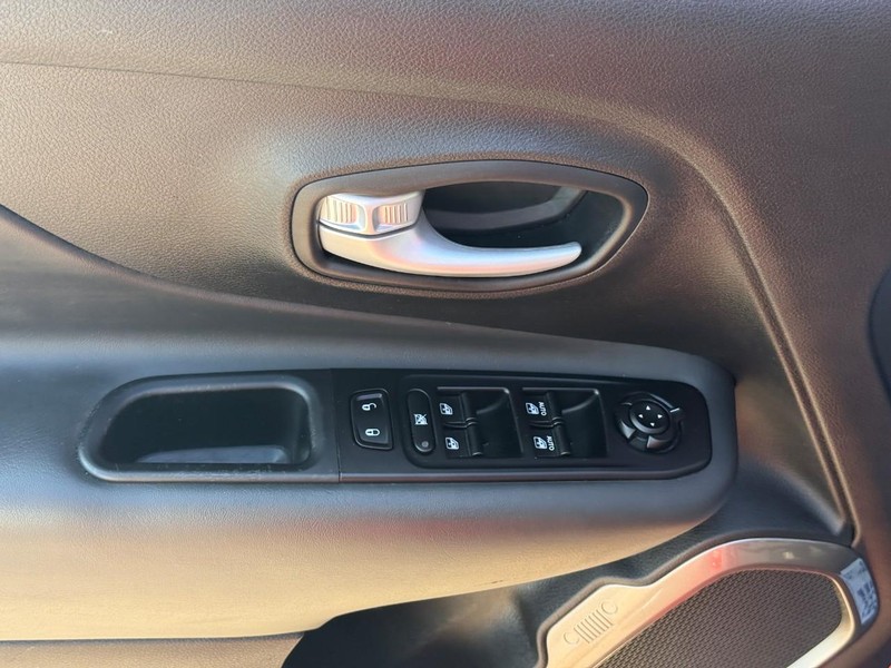 Jeep Renegade Vehicle Image 18