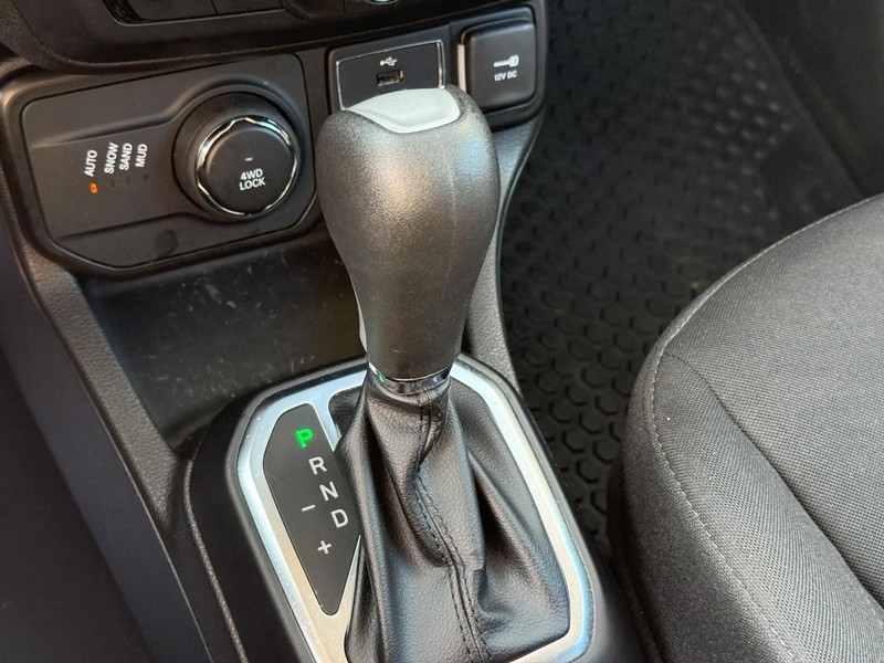 Jeep Renegade Vehicle Image 23