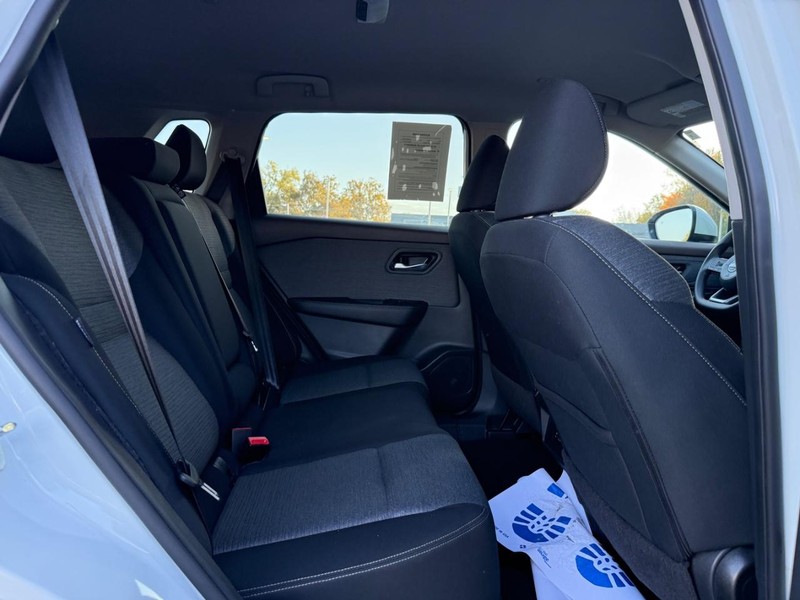 Nissan Rogue Vehicle Image 14