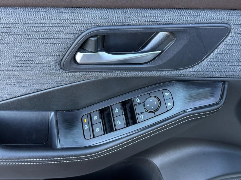Nissan Rogue Vehicle Image 19