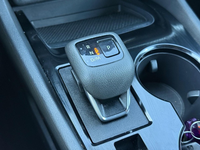 Nissan Rogue Vehicle Image 24