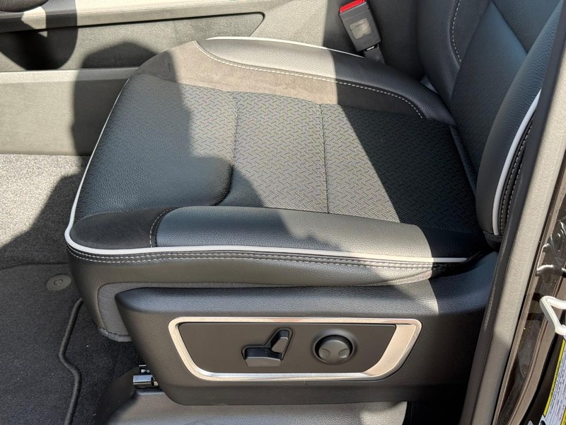 Ram 1500 Vehicle Image 16