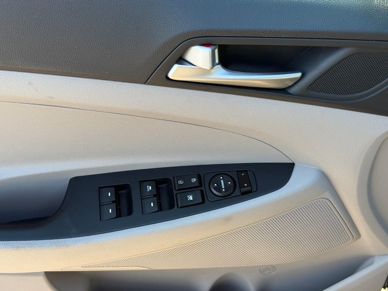 Hyundai Tucson Vehicle Image 18