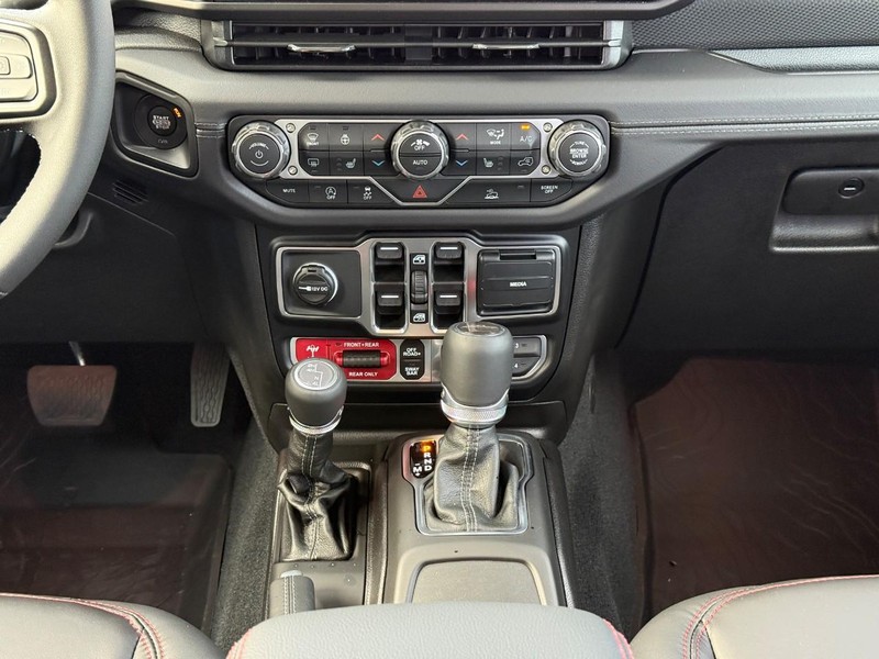 Jeep Gladiator Vehicle Image 12