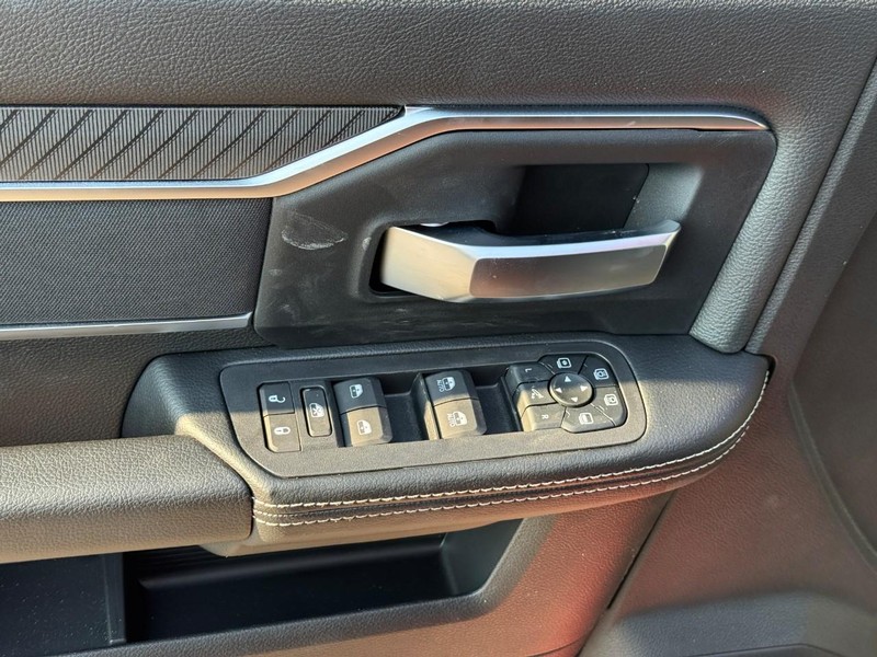 Ram 2500 Vehicle Full-screen Gallery Image 6