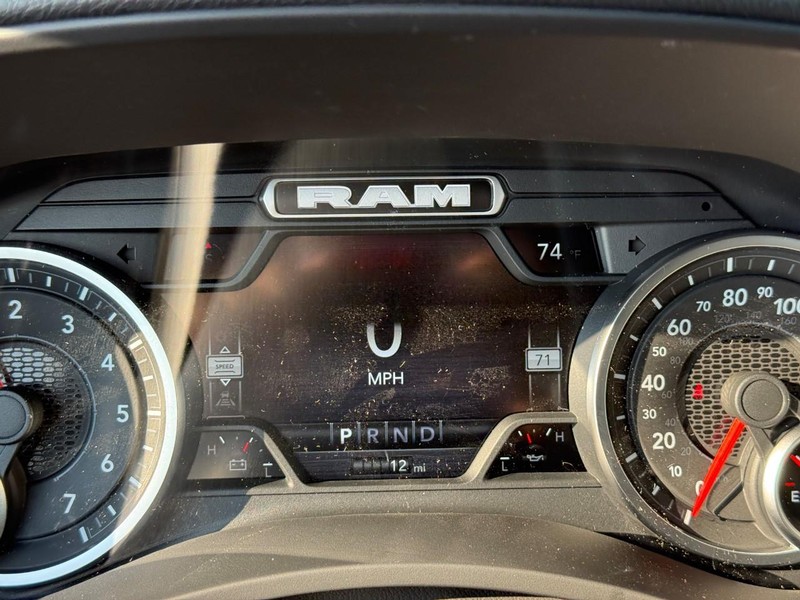 Ram 2500 Vehicle Full-screen Gallery Image 11