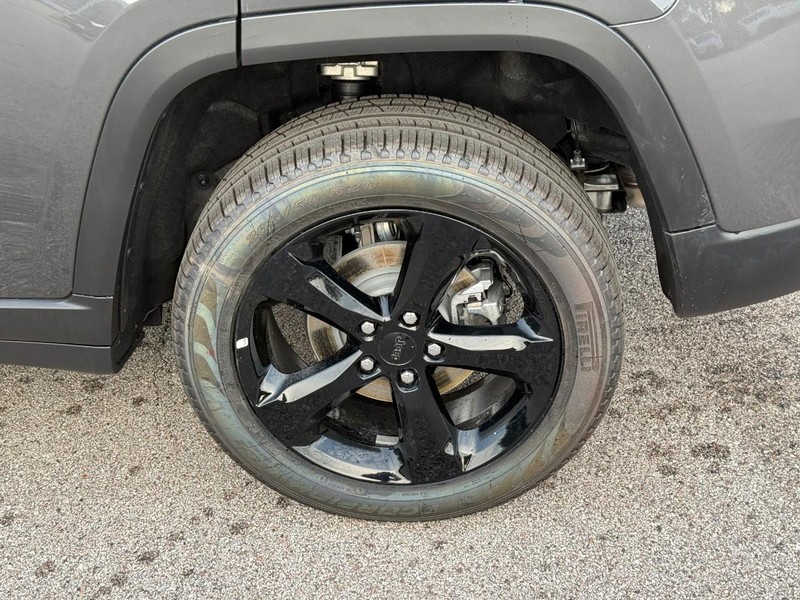 Jeep Grand Cherokee Vehicle Image 05