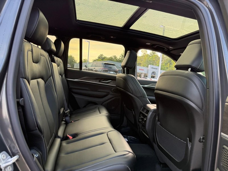 Jeep Grand Cherokee Vehicle Image 07