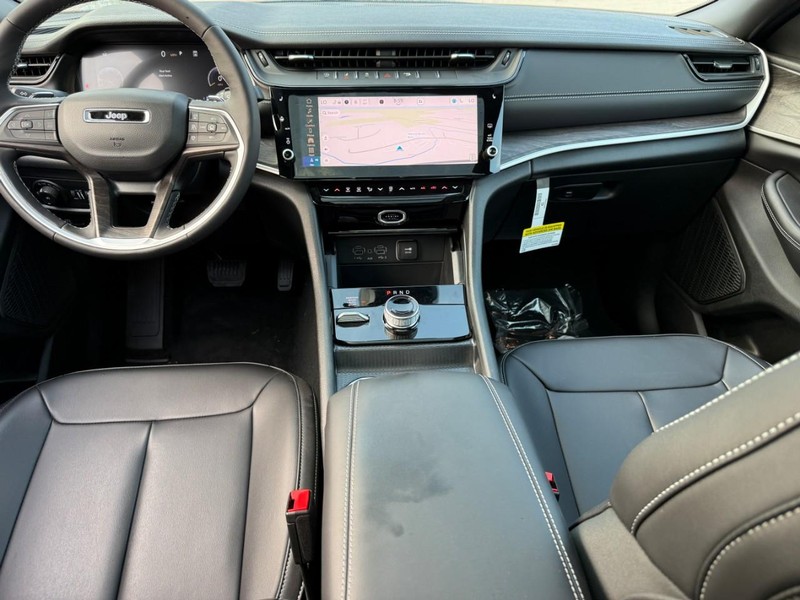 Jeep Grand Cherokee Vehicle Image 08