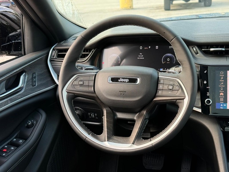Jeep Grand Cherokee Vehicle Image 09