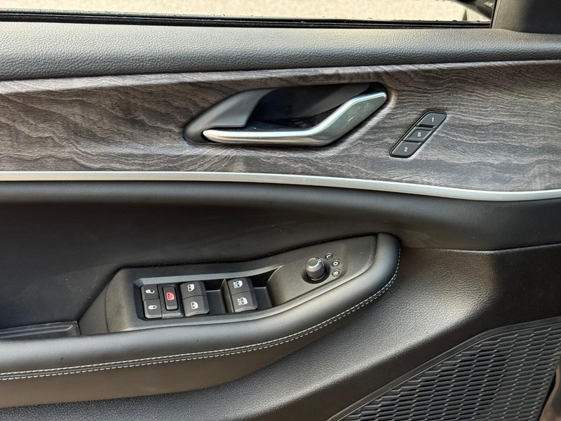 Jeep Grand Cherokee Vehicle Image 14