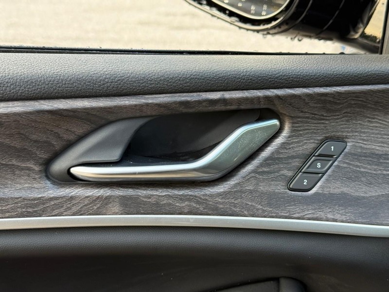 Jeep Grand Cherokee Vehicle Image 15