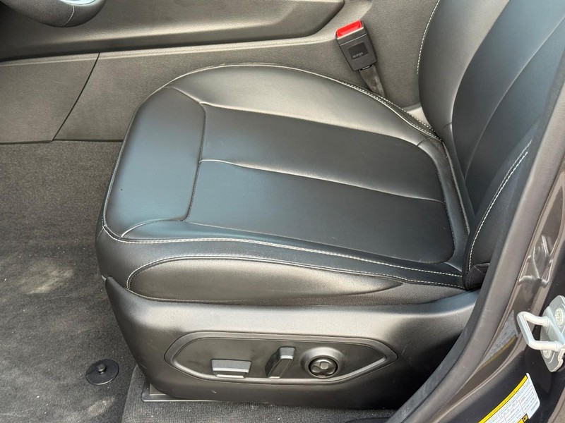 Jeep Grand Cherokee Vehicle Image 16