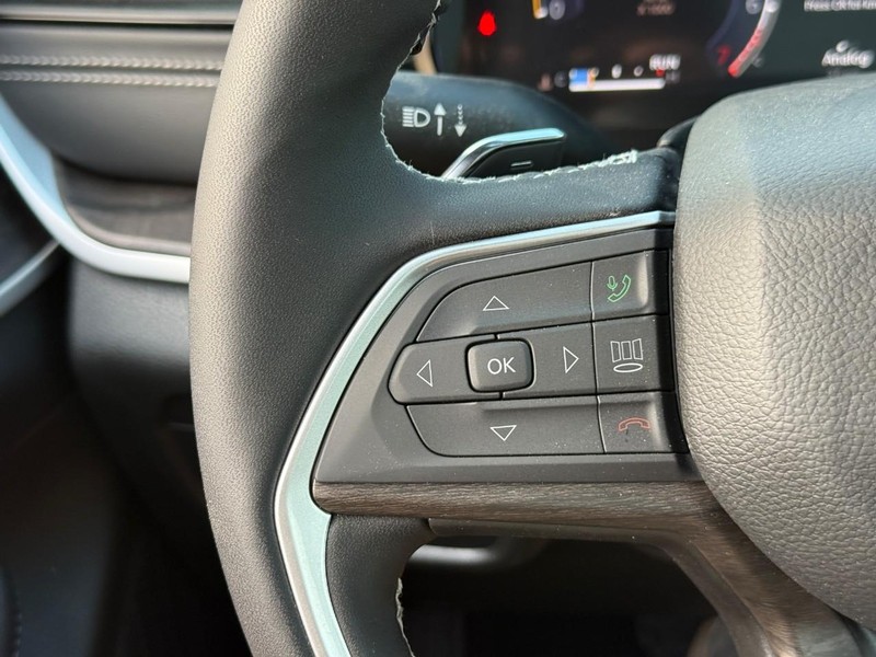 Jeep Grand Cherokee Vehicle Image 18