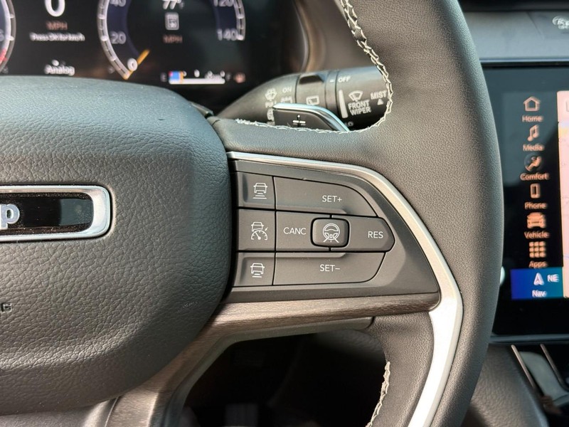 Jeep Grand Cherokee Vehicle Image 19