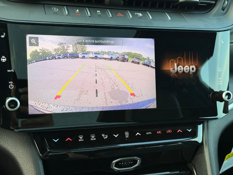 Jeep Grand Cherokee Vehicle Image 21