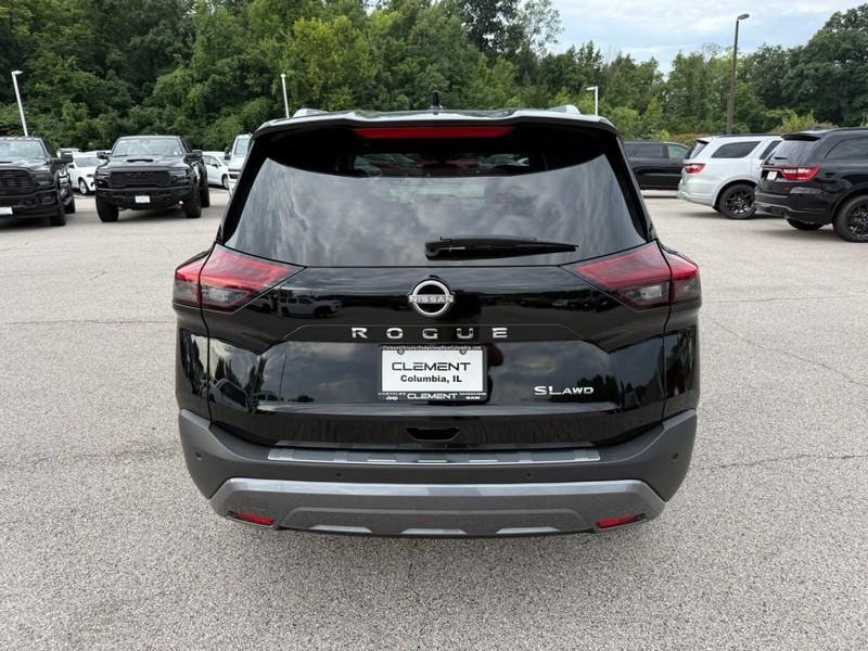 Nissan Rogue Vehicle Image 09
