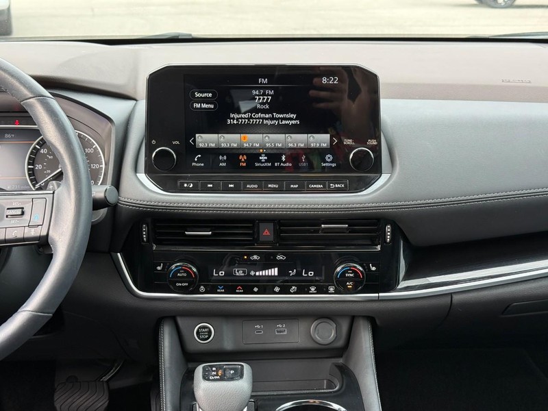 Nissan Rogue Vehicle Image 17
