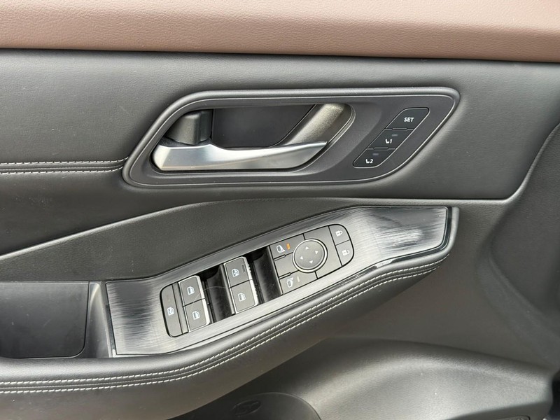 Nissan Rogue Vehicle Image 20