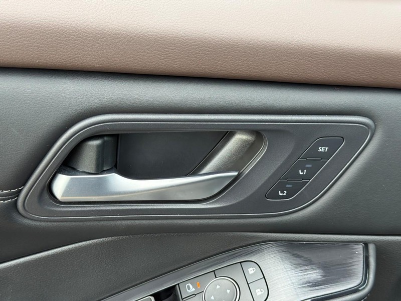 Nissan Rogue Vehicle Image 21