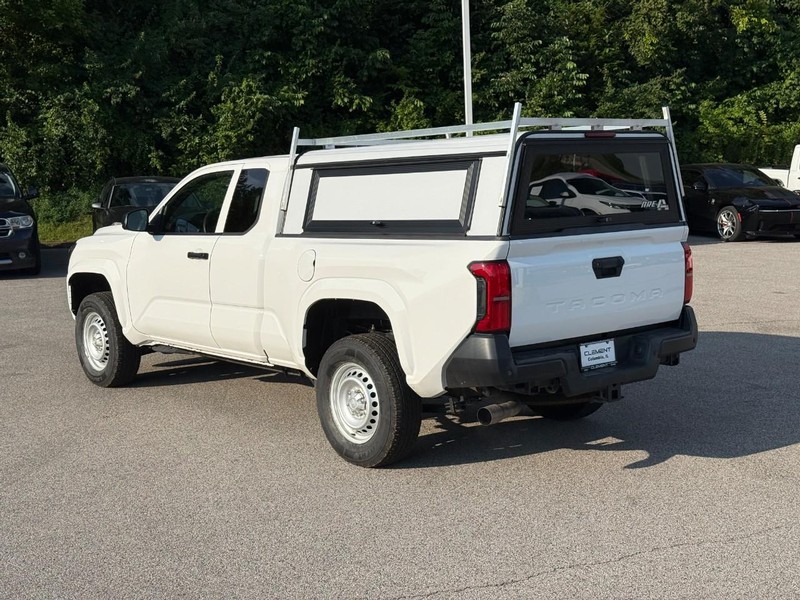 Toyota Tacoma 2WD Vehicle Image 04