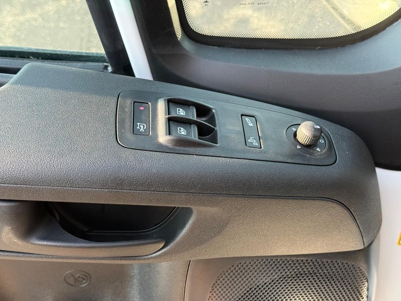 Ram ProMaster Cargo Van Vehicle Full-screen Gallery Image 8