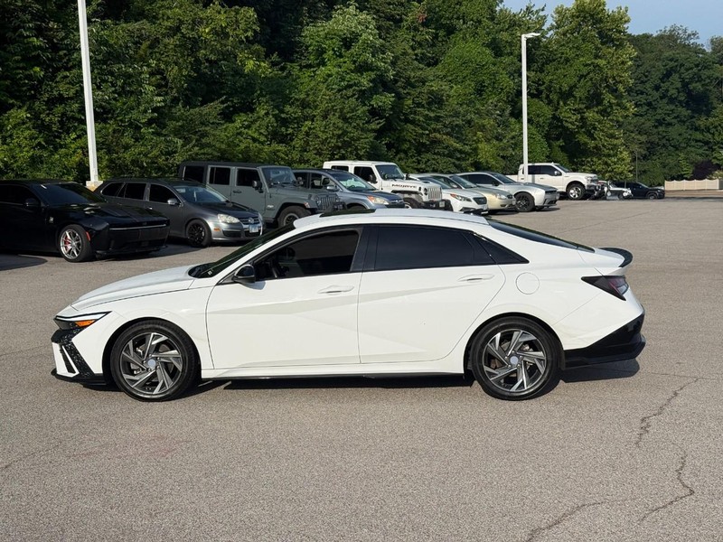 Hyundai Elantra Vehicle Image 03