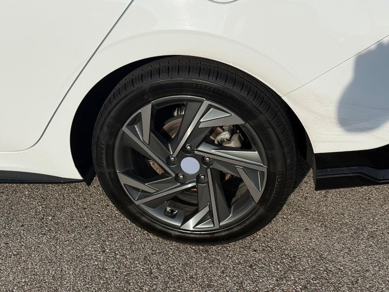 Hyundai Elantra Vehicle Image 05