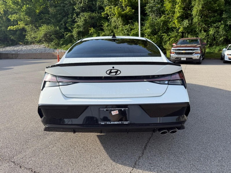 Hyundai Elantra Vehicle Image 08