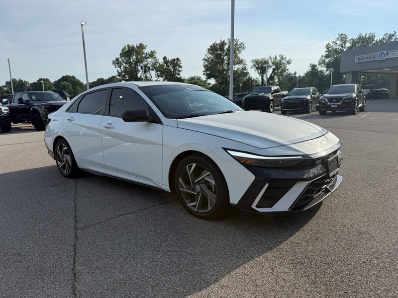 Hyundai Elantra Vehicle Image 11