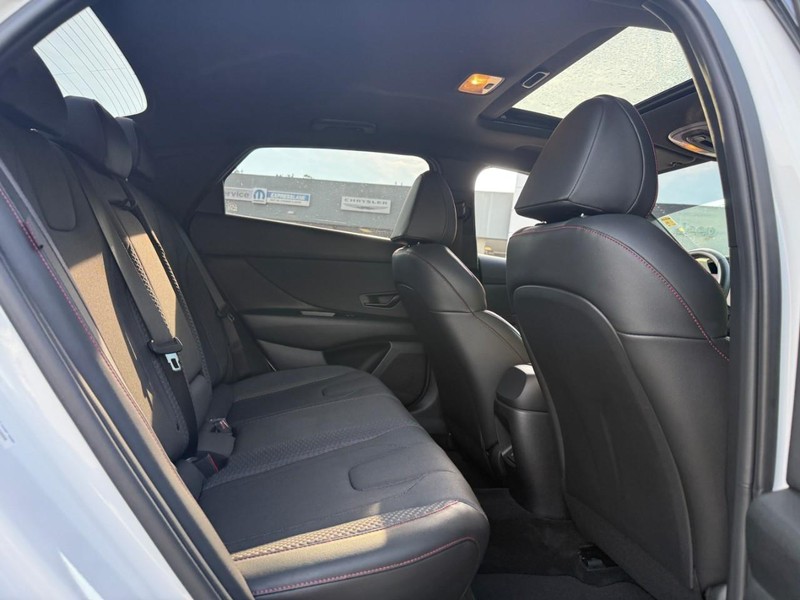 Hyundai Elantra Vehicle Image 13