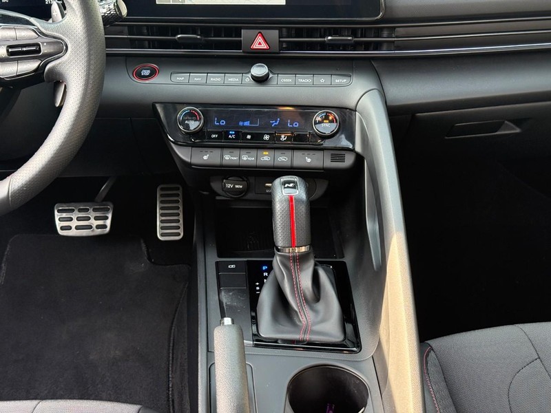 Hyundai Elantra Vehicle Image 17