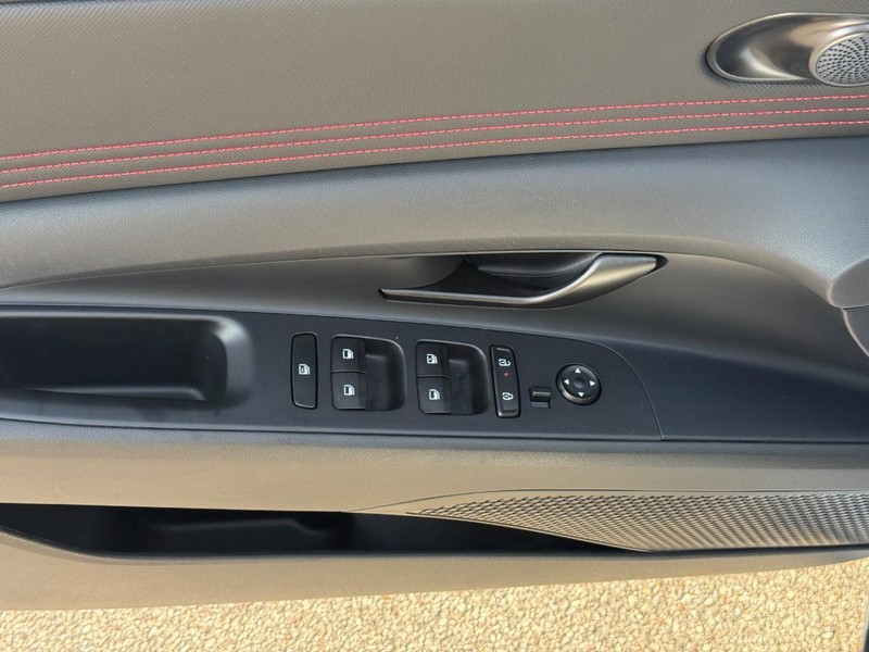 Hyundai Elantra Vehicle Image 18