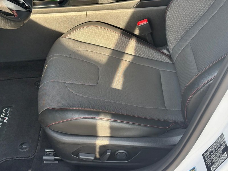 Hyundai Elantra Vehicle Image 19