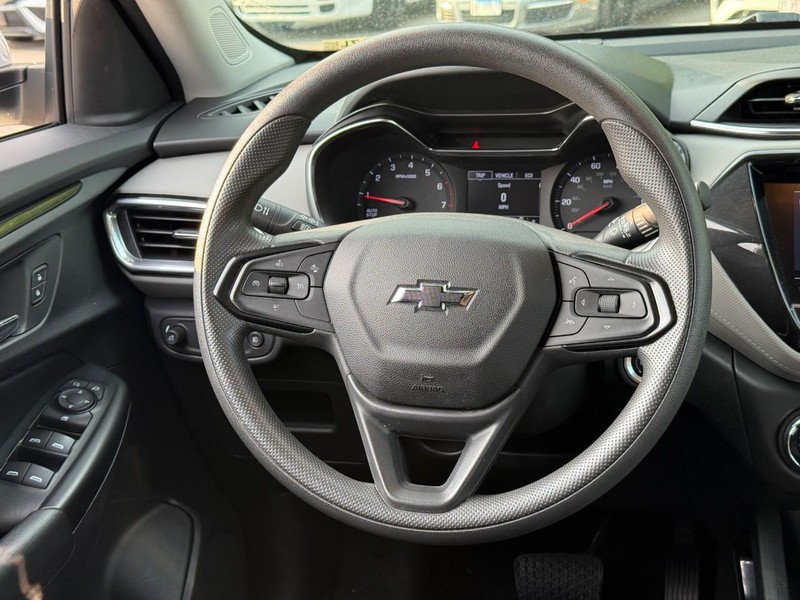 Chevrolet TrailBlazer Vehicle Image 16