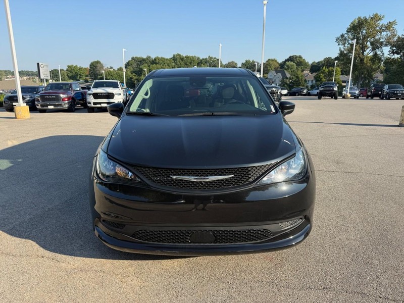 Chrysler Voyager Vehicle Image 12