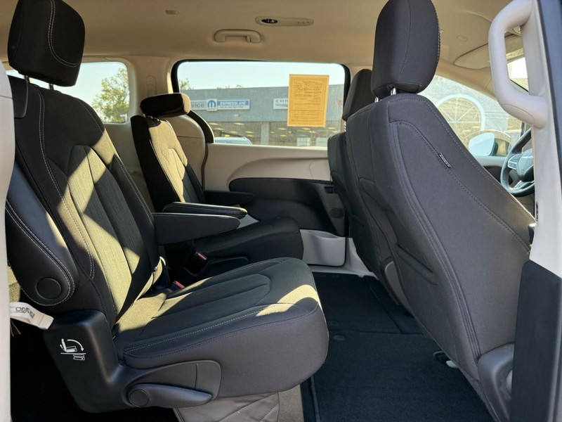 Chrysler Voyager Vehicle Image 13